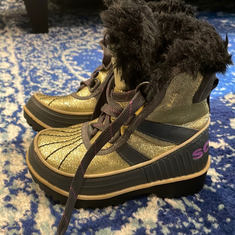 NWOT sparkly gold Sorel boots